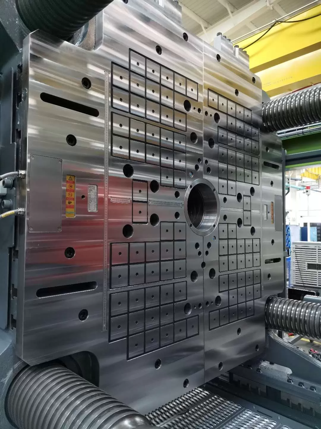 Enjeksiyon Kalıp Devrimi: QHMAG'ın Elektro-Mallı Hızlı Değişiklik Nasıl Kesin Keser Kalıp Takas Süresini 90 saniyeye kadar Keser